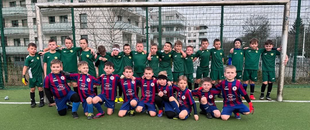 Młodzi wojownicy na boisku! 